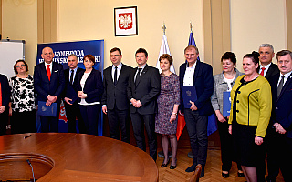 Kolejne samorządy dostaną pieniądze na inwestycje drogowe. W Olsztynie podpisano umowy na prawie 10 milionów złotych